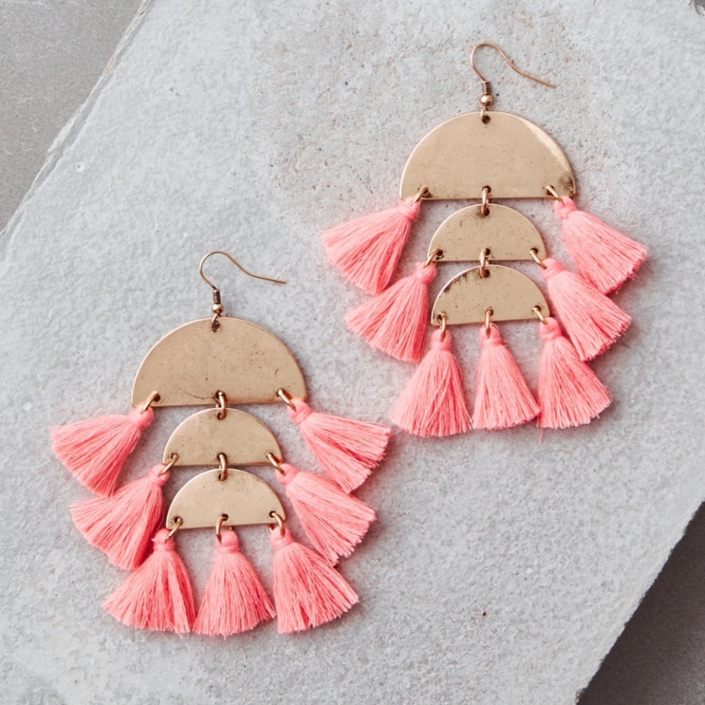NWT AE 👌tassel earrings with a kick pink shade